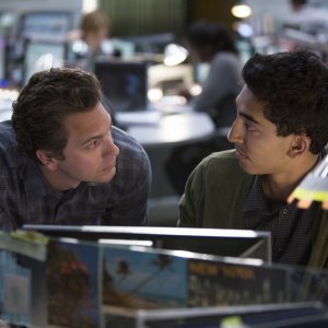 The Newsroom: Tomas Sadoski e Dev Patel in una scena della seconda stagione