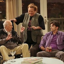 Due uomini e mezzo: Conchata Ferrell, Ashton Kutcher e Carl Reiner nell'episodio I Think I Banged Lucille Ball