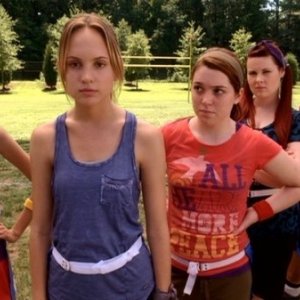  Meaghan Jette Martin e le anti-barbie in una scena di Mean Girls 2