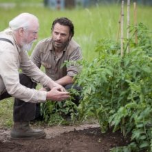 The Walking Dead: Andrew Lincoln e Scott Wilson nell'episodio 30 Days Without an Accident