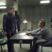 Escape Plan - Fuga dall'inferno: Arnold Schwarzenegger con James Caviezel in una scena