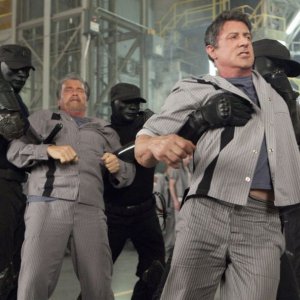 Escape Plan - Fuga dall'inferno: Arnold Schwarzenegger e Sylvester Stallone in una concitrata scena