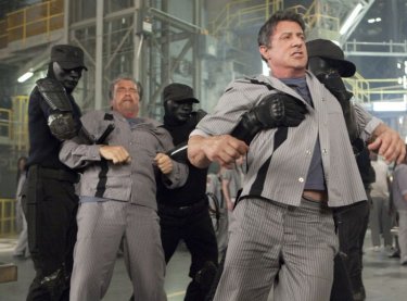 Escape Plan - Fuga dall'inferno: Arnold Schwarzenegger e Sylvester Stallone in una concitrata scena