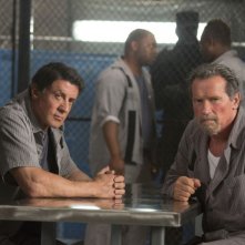 Escape Plan - Fuga dall'inferno: Arnold Schwarzenegger insieme a Sylvester Stallone in una scena