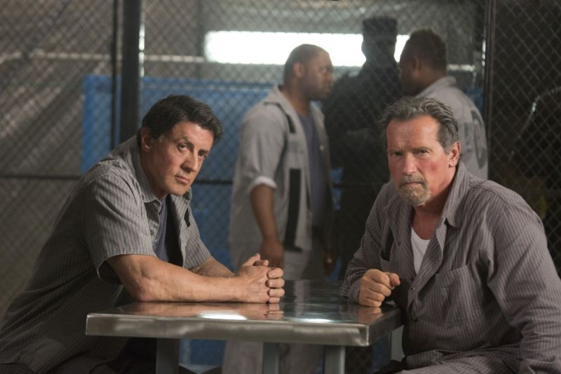 Escape Plan - Fuga dall'inferno: Arnold Schwarzenegger insieme a Sylvester Stallone in una scena
