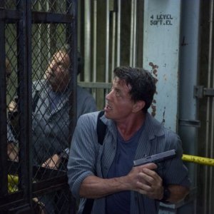 Escape Plan - Fuga dall'inferno: Sylvester Stallone in una scena dell'action carcerario insieme al collega Arnold Schwarzenegger