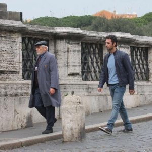 Raoul Bova e Ugo Pagliai in una sequenza di Angeli - Una storia d'amore