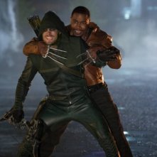 Arrow: Michael Jai White e Stephen Amell nell'episodio Identity