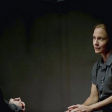 Arrow: Susanna Thompson e Stephen Amell nell'episodio City of Heroes