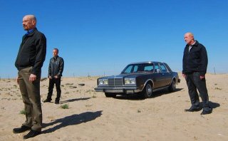 Breaking Bad: Aaron Paul, Jonathan Banks e Bryan Cranston in una scena dell'episodio Say My Name