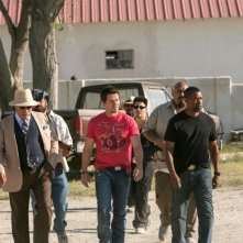 Cani sciolti: Denzel Washington con Mark Wahlberg e Edward James Olmos in una scena del film action