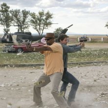 Cani sciolti: Denzel Washington in coppia con Mark Wahlberg in una scena del film action