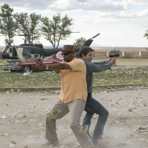 Cani sciolti: Denzel Washington in coppia con Mark Wahlberg in una scena del film action