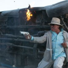 Cani sciolti: Edward James Olmos in una scena del film action