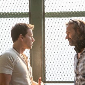 Cani sciolti: Mark Wahlberg con il regista Baltasar Kormákur sul set