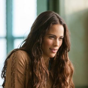 Cani sciolti: Paula Patton in una scena del film