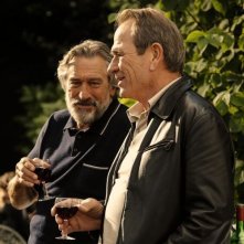 Cose nostre - Malavita: Robert De Niro con Tommy Lee Jones in una scena