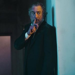 Cose nostre - Malavita: Robert De Niro in azione in un momento del film