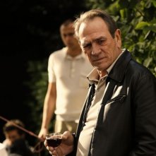 Cose nostre - Malavita: Tommy Lee Jones in una scena