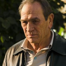 Cose nostre - Malavita: Tommy Lee Jones in una scena del film