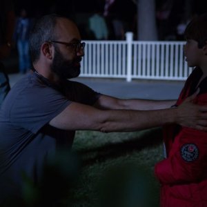 Dark Skies - Oscure presenze: il regista Scott Stewart con Kadan Rockett sul set del film prova una scena