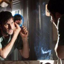 Dark Skies - Oscure presenze: Josh Hamilton allo specchio in una scena del film