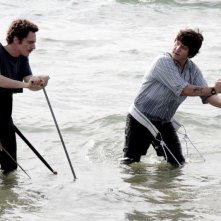 Elio Germano e Richy Memphis in una scena de L'ultima ruota del carro