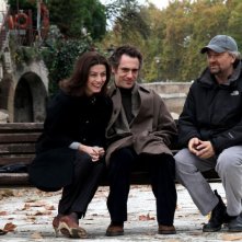 Elio Germano ed Alessandra Mastronardi sul set de L'ultima ruota del carro con il regista Giovanni Veronesi