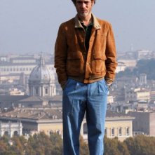 Elio Germano in una scena de L'ultima ruota del carro