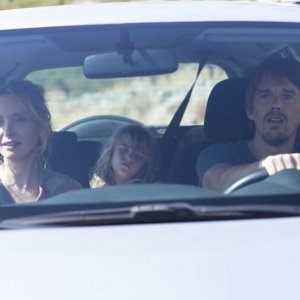 Ethan Hawke e Julie Delpy in auto in una scena di Before Midnight