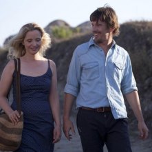 Ethan Hawke e Julie Delpy passeggiano in una romantica scena di Before Midnight