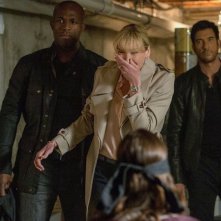 Hostages: Toni Collette, Dylan McDermott e Billy Brown in una dell'episodio Invisible Leash