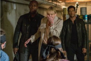 Hostages: Toni Collette, Dylan McDermott e Billy Brown in una dell'episodio Invisible Leash