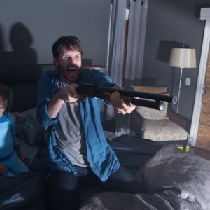 Josh Hamilton con Kadan Rockett e Dakota Goyo in una scena di Dark Skies - Oscure presenze