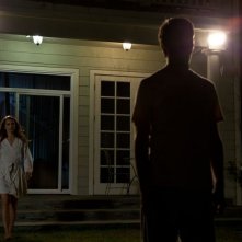 Josh Hamilton con Keri Russell in una scena notturna di Dark Skies - Oscure presenze