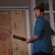 Josh Hamilton in azione in una scena dell'horror Dark Skies - Oscure presenze