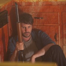 Josh Hamilton in una sanguinolenta scena dell'horror Dark Skies - Oscure presenze