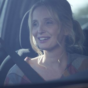 Julie Delpy sorridente in una scena di Before Midnight