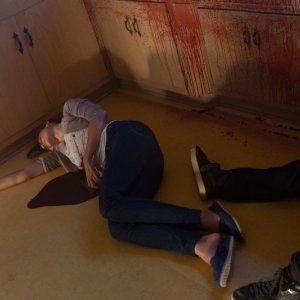 Keri Russell in una pozza di sangue nel film Dark Skies - Oscure presenze