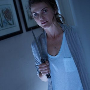 Keri Russell prova a difendersi dal male in una scena dell'horror Dark Skies - Oscure presenze