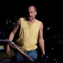 Out of the Furnace: Woody Harrelson in una scena del film