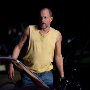 Out of the Furnace: Woody Harrelson in una scena del film