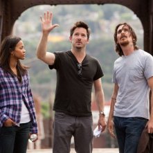 Out of the Furnace: Zoë Saldaña con il regista Scott Cooper e Christian Bale sul set