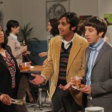The Big Bang Theory: Regina King, Simon Helberg e Kunal Nayyar nell'episodio The Hofstadter Insufficiency