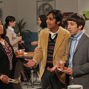 The Big Bang Theory: Regina King, Simon Helberg e Kunal Nayyar nell'episodio The Hofstadter Insufficiency