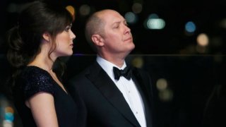 The Blacklist: Megan Boone e James Spader nell'episodio The Freelancer