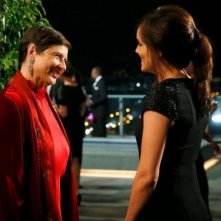 The Blacklist: Megan Boone ed Isabella Rossellini nell'episodio The Freelancer