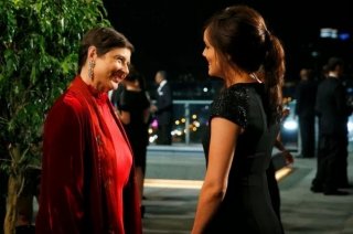 The Blacklist: Megan Boone ed Isabella Rossellini nell'episodio The Freelancer