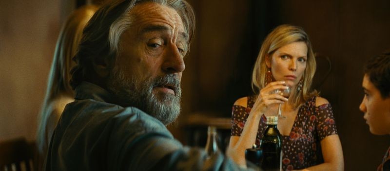 The Family: Robert De Niro e Michelle Pfeiffer in un momento del film
