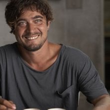 Una piccola impresa meridionale: il sorriso ammaliante di Riccardo Scamarcio in una scena